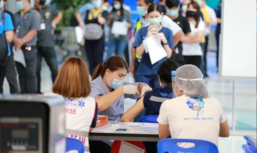 Nhân viên y tế tiêm vaccine COVID-19 cho nhân viên sân bay Suvarnabhumi ở Bangkok, Thái Lan. Nguồn: AFP