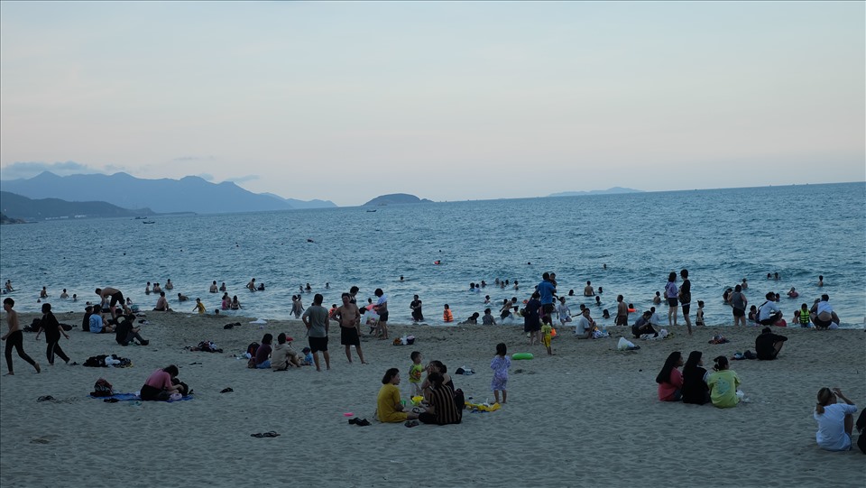 Người dân và du khách đến với Nha Trang, Khánh Hòa. Ảnh: Nhiệt Băng