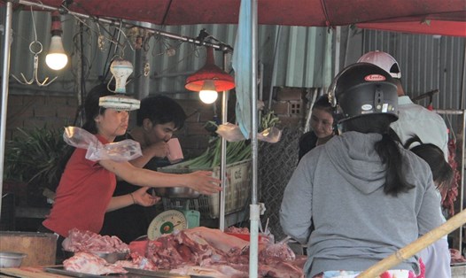 Nhiều tiểu thương bán đồ ăn ở các chợ gần khu công nghiệp tỉnh Bình Dương và cả NLĐ đi mua thực phẩm không đeo khẩu trang. Ảnh: Đình Trọng