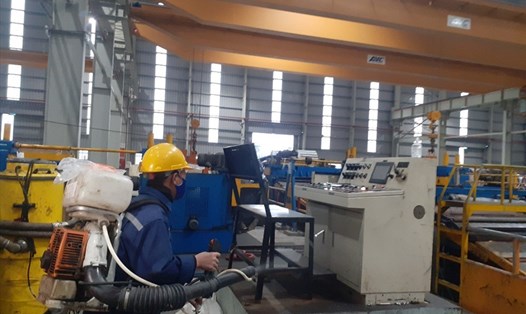 Doanh nghiệp tại Nghệ An tiến hành phun khử trùng các thiết bị, máy móc. 
Ảnh: Quang đại