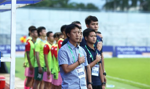 Dưới sự dẫn dắt của huấn luyện viên Nguyễn Thành Công (áo sơmi xanh), Hồng Lĩnh Hà Tĩnh có 2 chiến thắng liên tiếp ở V.League 2021. Ảnh: X.T