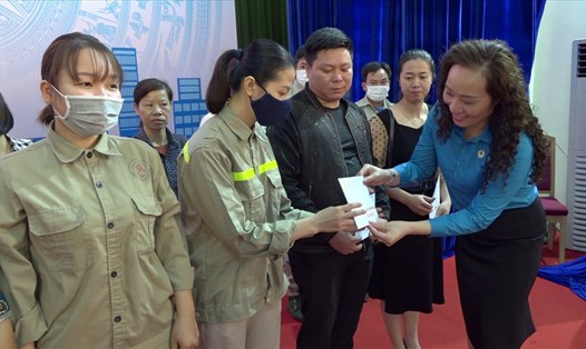 Người lao động thị xã Kinh Môn (Hải Dương) nhận quà từ Liên đoàn Lao động thị xã nhân dịp Tháng Công nhân 2021. Ảnh DT