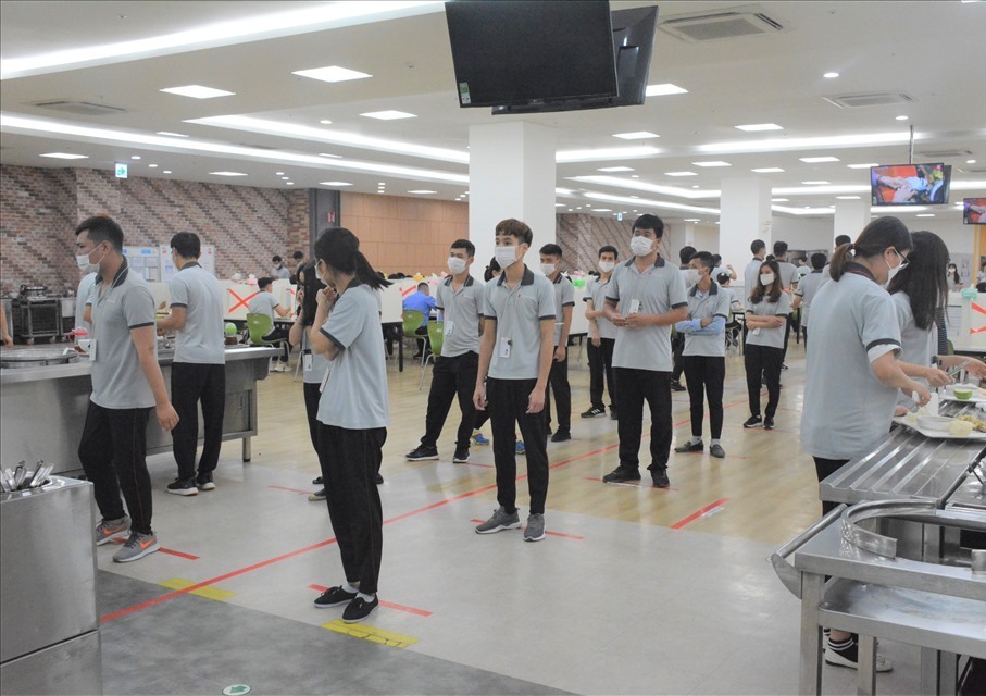 CNVCLĐ TP.Hải Phòng thực hiện biện pháp phòng chống dịch COVID-19 tại nơi làm việc. Ảnh PQH