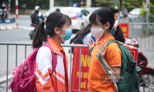 Học sinh của trường THCS Dịch Vọng (Cầu Giấy, Hà Nội) tuân thủ đeo khẩu trang đúng quy định. Ảnh: Hà Phương
