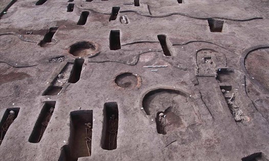 Những ngôi mộ cổ được khai quật gần đây, một số có hài cốt, tại khu khảo cổ Koum el-Khulgan, thuộc tỉnh Dakahlia, đồng bằng sông Nile, Ai Cập. Ảnh: Bộ Du lịch và Cổ vật Ai Cập.