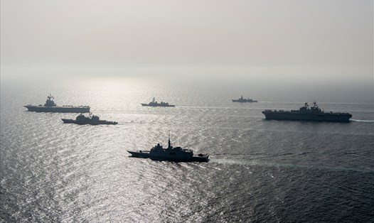 Tuần dương hạm mang tên lửa dẫn đường Port Royal và tàu tấn công đổ bộ Makin Island của Mỹ tham gia cuộc tập trận quốc tế ở Vùng Vịnh, tháng 3.2021. Ảnh: Hải quân Mỹ
