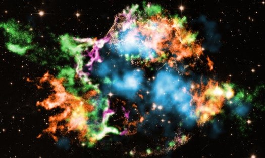 Các nhà thiên văn học sử dụng đài quan sát tia X Chandra của NASA để nghiên cứu tàn tích siêu tinh vân Cassiopeia A và phát hiện ra titan phát ra từ đó. Trong ảnh, màu sắc xanh đại diện cho titan, màu cam là sắt, tím là ôxy, đỏ là silicon và xanh là magiê. Ảnh: NASA.