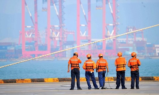 Công nhân Trung Quốc trên cảng Thanh Đảo. Ảnh: AFP