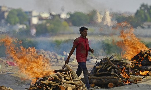 Giàn hỏa táng các bệnh nhân COVID-19 tại khu hỏa táng ở Allahabad, Ấn Độ, hôm 27.4. Ảnh: AFP.