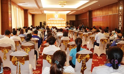 Buổi lễ phát động Tháng Công nhân năm 2021 của Công đoàn các KKT tỉnh Hà Tĩnh thời điểm chưa có chỉ đạo dừng tổ chức lễ hội, sự kiện tập trung đông người phòng COVID-19. Ảnh: TT