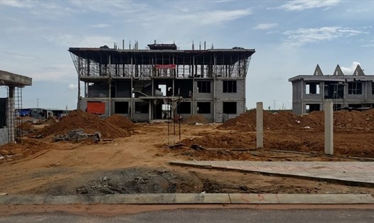 Trụ sở, công trình công cộng đang được xây dựng trong Khu tái định cư Lộc An - Bình Sơn thuộc dự án sân bay Long Thành. Ảnh: Hà Anh Chiến