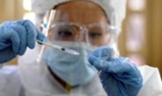 Một nhân viên y tế chuẩn bị một liều vaccine Sputnik V của Nga để tiêm cho những người trên 60 tuổi chống lại chủng COVID-19 mới. Ảnh: AFP