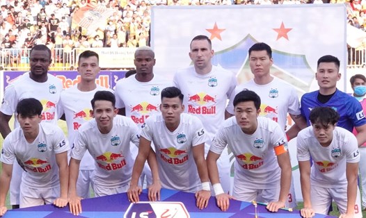 Đội 1 Hoàng Anh Gia Lai mùa này chỉ đăng ký 26 cầu thủ, con số ít so với các đội tại V.League. Vì thế, nhiều cầu thủ do đội bóng đào tạo nên phải sang các đội khác theo dạng cho mượn. Ảnh: Nguyễn Đăng.