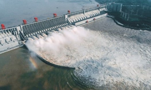 Đập Tam Hiệp xả lũ trên sông Dương Tử, đoạn qua Nghi Xương, Hồ Bắc, Trung Quốc. Ảnh: AFP
