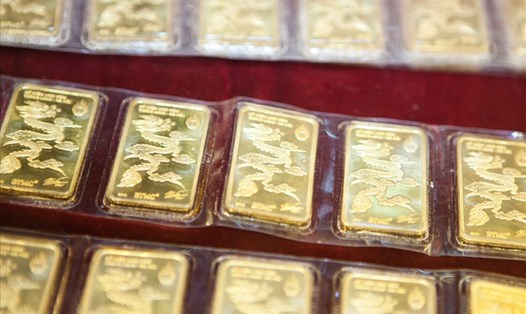 Giá vàng miếng SJC đang tiếp tục lùi sâu dưới vùng giá 56 triệu đồng/lượng. Ảnh: H.N
