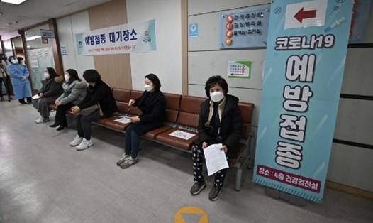 Người dân xếp hàng chờ tiêm vaccine COVID-19 tại một trung tâm tiêm chủng ở thủ đô Seoul, Hàn Quốc. Ảnh: AFP