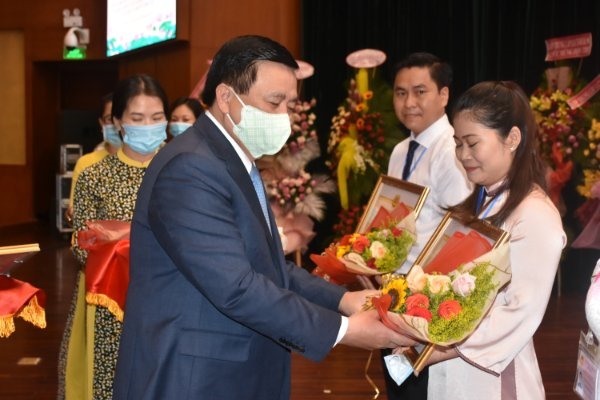 Ông Nguyễn Xuân Thắng trao tặng bằng khen cho các giảng viên đạt loại xuất sắc, Ảnh: Thành An