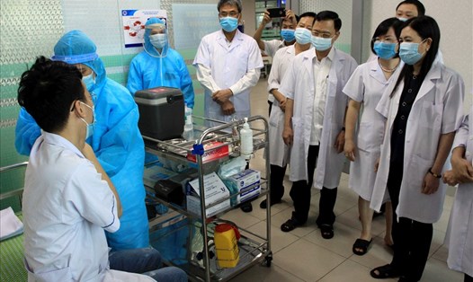 20 cán bộ, y bác sỹ đầu tiên ở Thái Bình tham gia tiêm vaccine COVID-19. Ảnh: CTV.