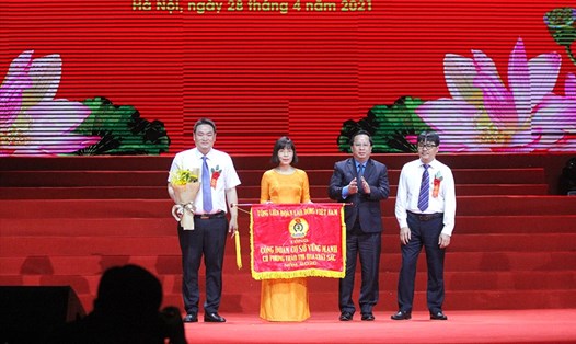 Ông Quách Văn Ngọc - Phó Chủ tịch Công đoàn Công Thương Việt Nam trao tặng Cờ thi đua của Tổng Liên đoàn Lao động Việt Nam cho Công đoàn cơ sở vững mạnh có phong trào thi đua xuất sắc năm 2020. Ảnh Ái Vân