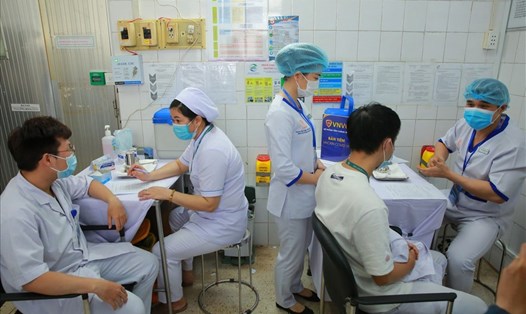 Những nhân viên y tế đầu tiên tại TPHCM được tiêm vaccine phòng COVID-19. Ảnh: Anh Tú