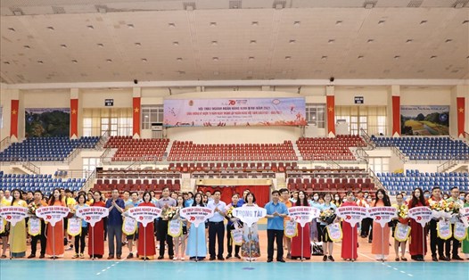 Đại diện lãnh đạo LĐLĐ tỉnh Ninh Bình tặng hoa chúc mừng các đội tham gia hội thao Công đoàn Ngân hàng Ninh Bình. Ảnh: NT