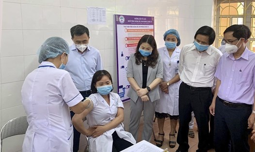 Thứ trưởng Bộ Y tế Trần Văn Thuấn, Phó trưởng Ban Chỉ đạo Quốc gia phòng, chống dịch COVID-19 (thứ 2 bên trái) kiểm tra công tác tiêm phòng trong chuyến công tác tại Yên Bái ngày 28.4.