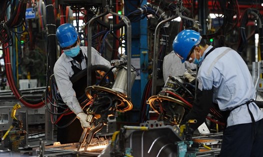 Công nhân trong một nhà máy ở Hải Dương, Việt Nam. Ảnh: AFP