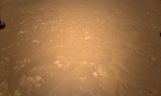 Trực thăng sao Hỏa chụp ảnh tàu vũ trụ Perseverance của NASA từ độ cao 5m. Ảnh: NASA.