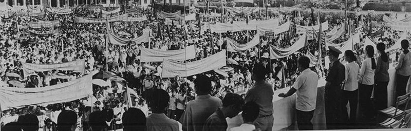 Nhân dân TP.Hồ Chí Minh míttinh, diễu hành chào mừng Ngày Tổng tuyển cử bầu Quốc hội của nước Việt Nam thống nhất (25.4.1976). Ảnh: TTXVN