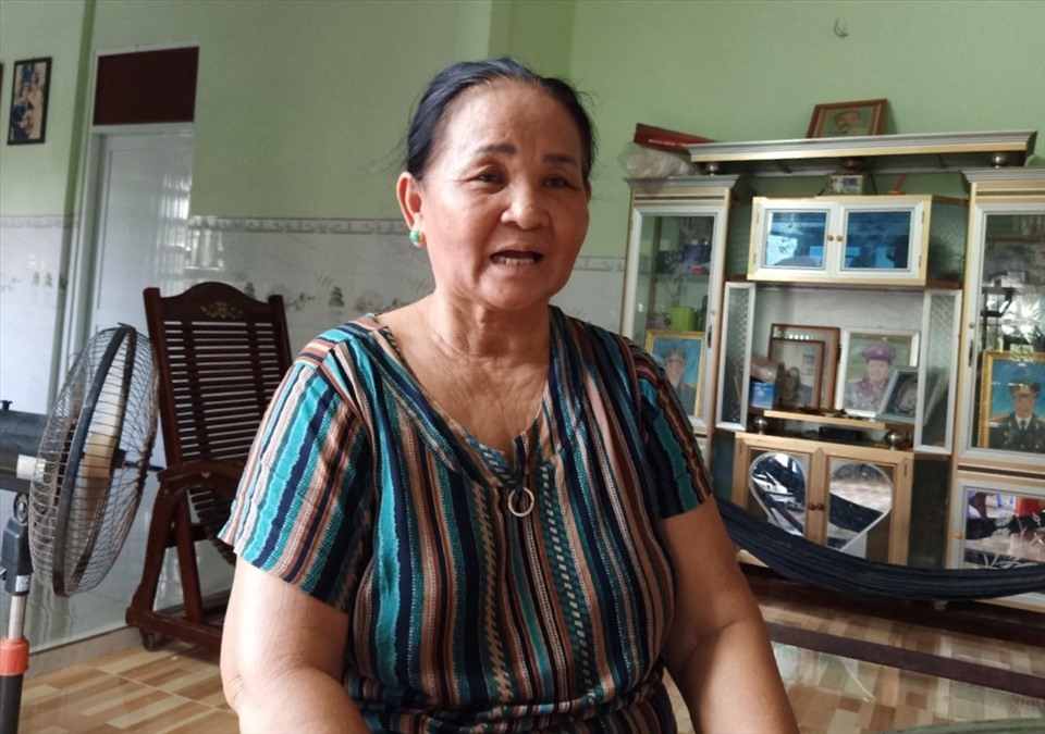 Bà Đồng Thị Huỳnh kể lại những năm tháng hào hùng ngày chiến thắng 30 tháng 4 năm 1975. Ảnh Nhật Hồ