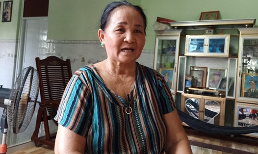 Bà Đồng Thị Huỳnh kể lại những năm tháng hào hùng ngày chiến thắng 30 tháng 4 năm 1975. Ảnh Nhật Hồ