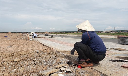 Tiến hành cắm mốc đất trong khu tái định cư Lộc An - Bình Sơn để giải phóng mặt bằng dự án sân bay Long Thành. Ảnh: H.A.C