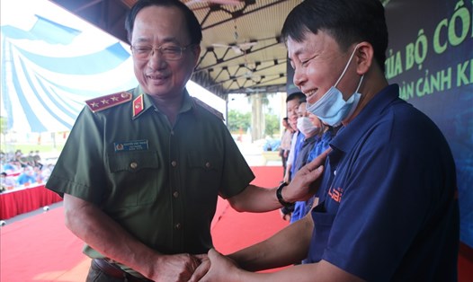 Thượng tướng Nguyễn Văn Thành - Thứ trưởng Bộ Công an trao quà tặng đến NLĐ.