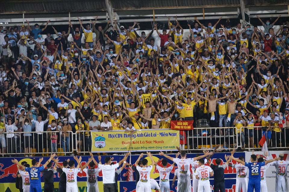 Khán giả sẽ xem Hoàng Anh Gia Lai thi đấu qua tivi, không được phép đến sân để theo dõi đội trực tiếp thi đấu. Ảnh: Nguyễn Đăng.