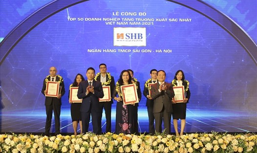 Đại diện SHB, Phó Tổng Giám đốc Ngô Thu Hà vinh dự nhận giải thưởng Top 50 doanh nghiệp tăng trưởng xuất sắc nhất Việt Nam 2021. Ảnh: SHB