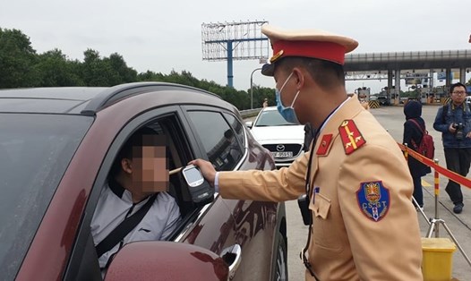 Lực lượng Cảnh sát giao thông kiểm tra nồng độ cồn tại cao tốc Hà Nội - Hải Phòng, đoạn qua địa bàn tỉnh Hưng Yên. Ảnh: Văn Việt