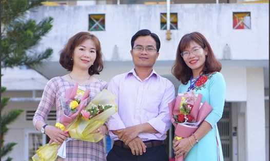 Thầy giáo Võ Văn Cư – giáo viên Trường THPT Nguyễn Văn Trỗi (ở giữa) và các đồng nghiệp. Ảnh: NTCC
