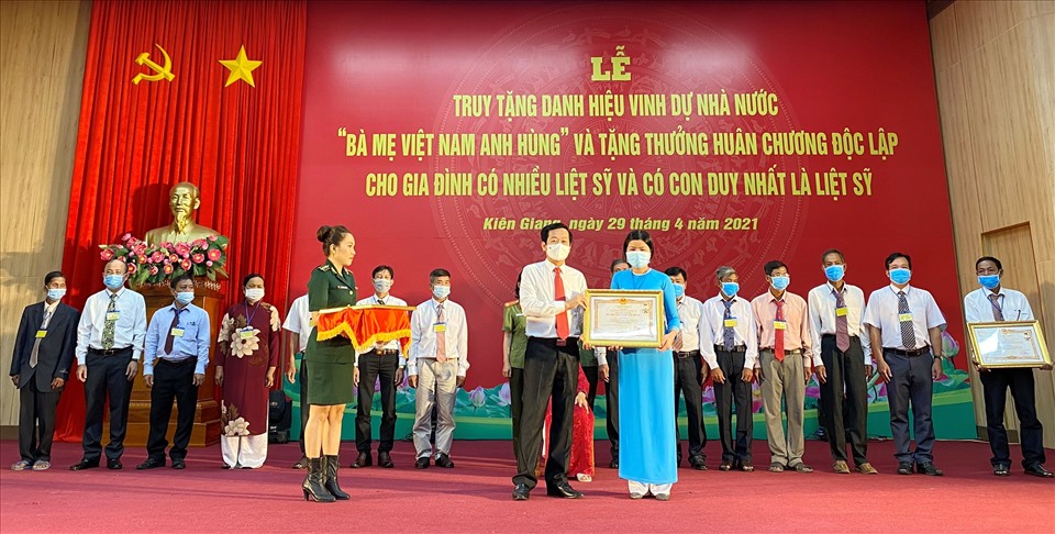Đồng chí Đỗ Thanh Bình, Ủy viên Ban Chấp hành Trung ương Đảng, Bí thư Tỉnh ủy Kiên Giang trao danh hiệu “Bà Mẹ Việt Nam Anh hùng” cho thân nhân các Mẹ Việt Nam Anh hùng. Ảnh: PV