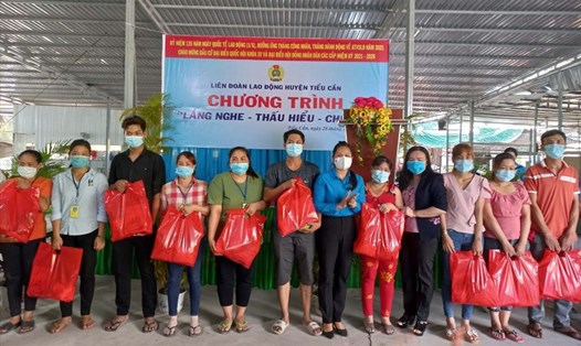 Lãnh đạo LĐLĐ tỉnh Trà Vinh tặng quà cho đoàn viên và người lao động có hoàn cảnh khó khăn. Ảnh: Trí Dũng