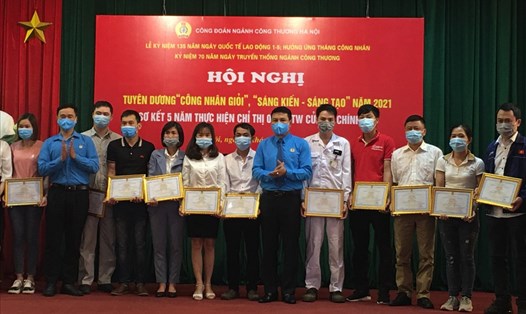 Ông Phạm Anh Minh (thứ 6 từ phải sang) trao khen thưởng cho các công nhân tiêu biểu. Ảnh: Kiều Vũ