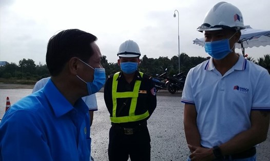 Ông Lê Minh Hùng (trái) trong một lần thăm người lao động trên công trình Cao tốc Trung Lương - Mỹ Thuận. Ảnh: K.Q