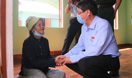 Phó Chủ tịch Quốc hội Nguyễn Đức Hải thăm hỏi người dân ở khu tái định mới Bằng La. Ảnh: Thanh Chung