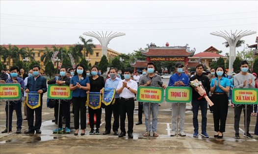 Các công đoàn cơ sở tham gia giải cầu lông, kéo co do Liên đoàn Lao động huyện Hưng Hà (tỉnh Thái Bình) tổ chức. Ảnh: B.M