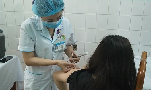 Nhân viên Y tế tiêm vaccine COVID-19 cho phóng viên thường trú trên địa bàn. Ảnh T.Tuấn