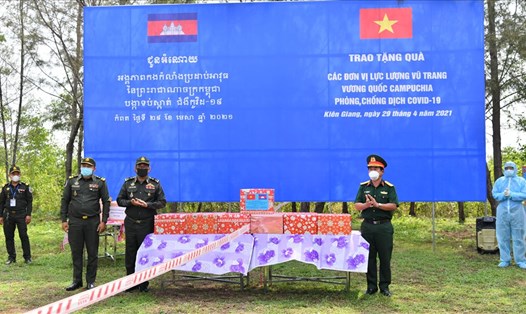 Lực lượng vũ trang tỉnh Kiên Giang sẵn sàng chia sẻ, giúp đỡ những trang bị vật tư y tế và các nhu yếu phẩm thiết yếu giúp các đơn vị lực lượng vũ trang nước bạn Campuchia phòng chống dịch COVID-19. Ảnh: PV