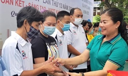 Bà Lê Thị Bích Hạnh - Chủ tịch LĐLĐ Quận 5, tặng quà cho đoàn viên công đoàn có hoàn cảnh khó khăn. Ảnh Đức Long