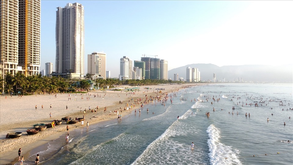Đà Nẵng có đường bờ biển đẹp nhất hành tinh. Ảnh: Hữu Long