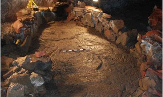 Một phiến đá hình chiếc thuyền kỳ lạ đã được phát hiện trong một hang động ở Iceland. Giả thuyết: Người Viking có thể đã sử dụng nó để ngăn chặn ngày tận thế cách đây 1.100 năm. Ảnh: Đại học Brown.