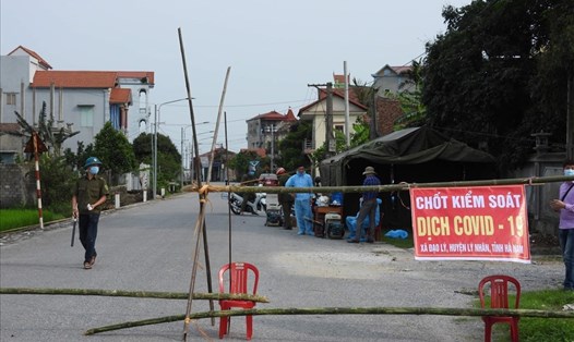 Các chốt chặn đã được dựng để phong tỏa khu dân cư có ca dương tính ở Hà Nam. Ảmh Chiến Trần.