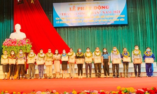 LĐLĐ huyện Can Lộc phát động Tháng Công nhân đã tôn vinh CNLĐ tiêu biểu. Ảnh: CĐ.